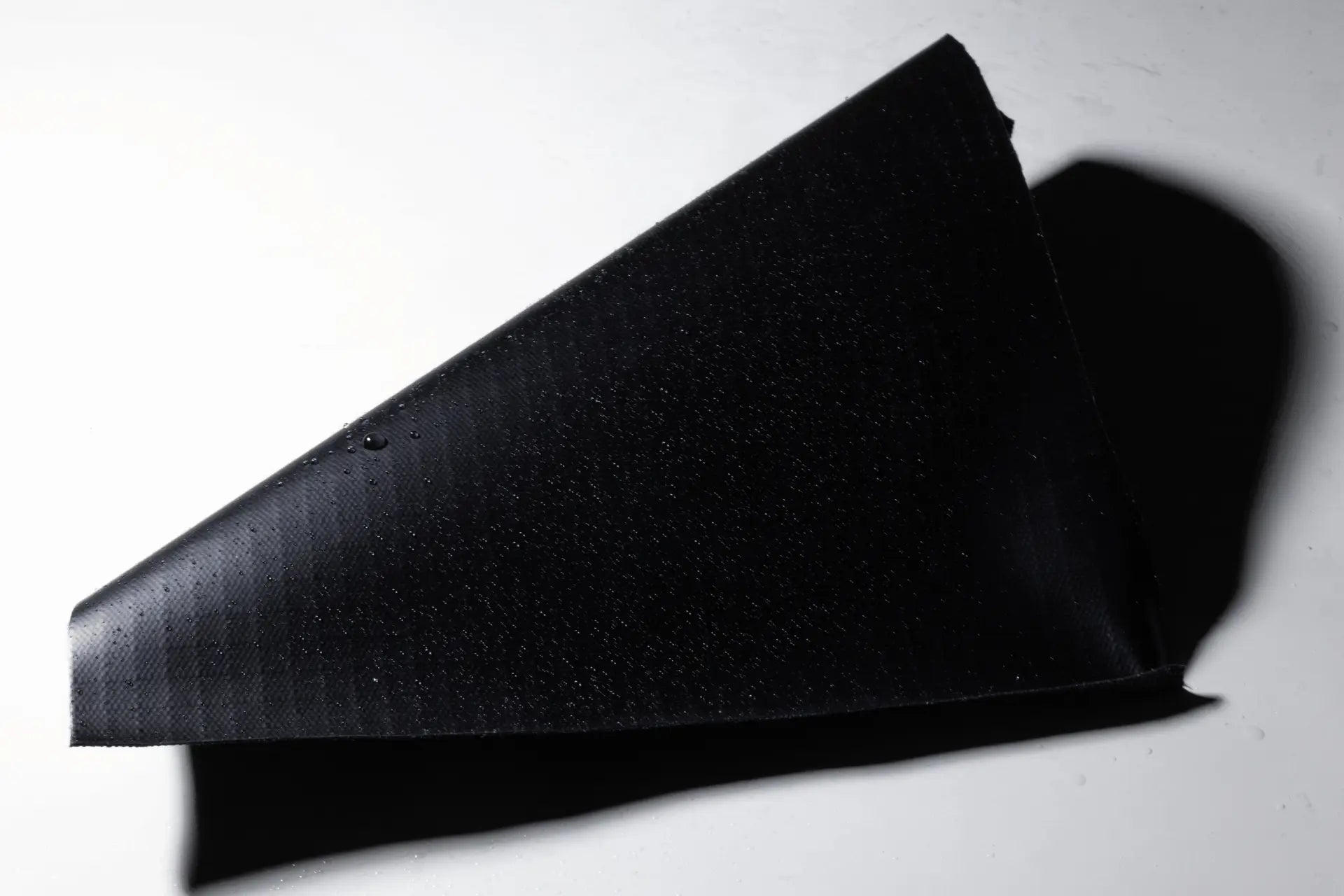 Nectex Repreve® 900D ripstop exterior: leather-like texture from recycled Repet fibers, weatherproofing Nectrum Vanta 22