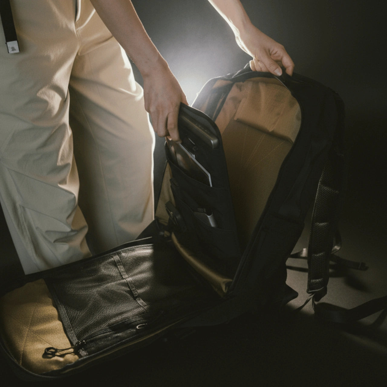 THE WING™ rapid-access pocket open on Vanta-22 Robic® backpack